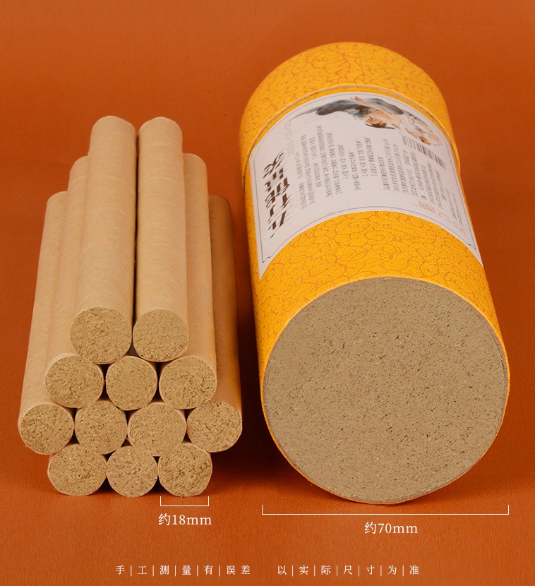 A 7 cm-diameter roll beside a bundle of regular 18 mm moxa sticks, with the manufacturer’s size marks.