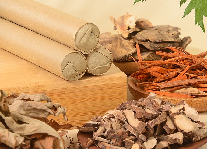 Kraft-paper incense moxa rolls with pieces of cangzhu, jiangzhen and dried mugwort leaves (manufacturer detail photo).