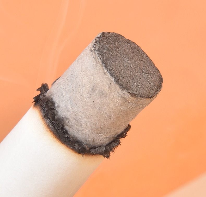 Grey-white ash on the burnt end (manufacturer detail photo).