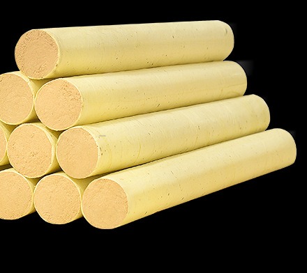 Option 17: Golden moxa rolls in mugwort-leaf paper, 18 x 200 mm — box of 10 (photo: five-year aged). Cropped to the rolls; the retail box in the source photo carries brand printing and is not shown.