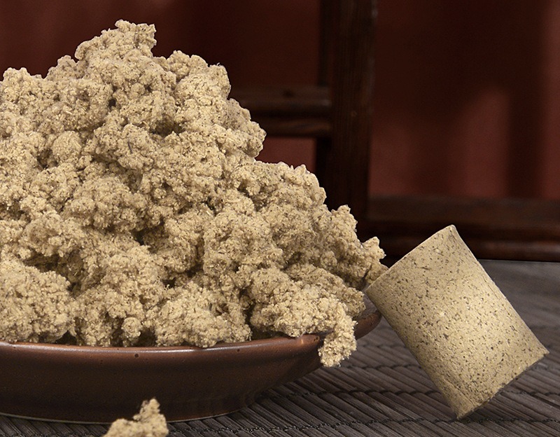Soft earth-yellow moxa wool beside a cone (source main photo).