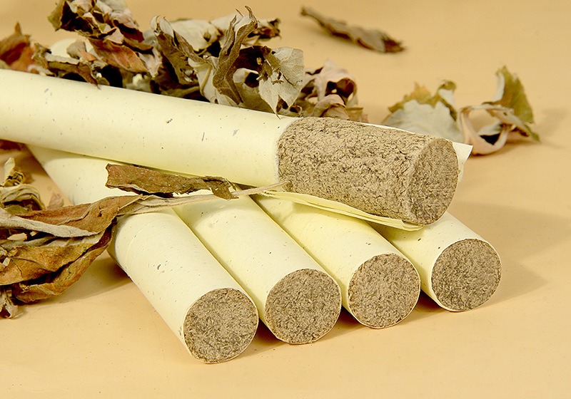 Earth-yellow moxa wool at the roll ends, with aged mugwort leaves (source main photo).